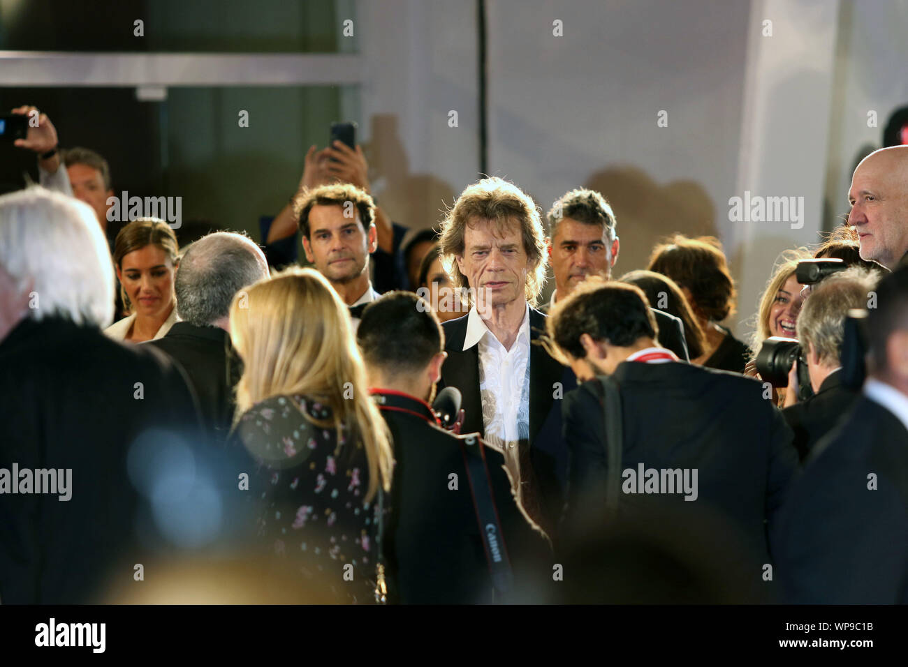 L'Italie, Lido di Venezia, le 7 septembre 2019 : Mick Jagger, leader des Rolling Stones, des marches sur le tapis rouge de l'avant de la "l'Hérésie" orange brûlé Banque D'Images