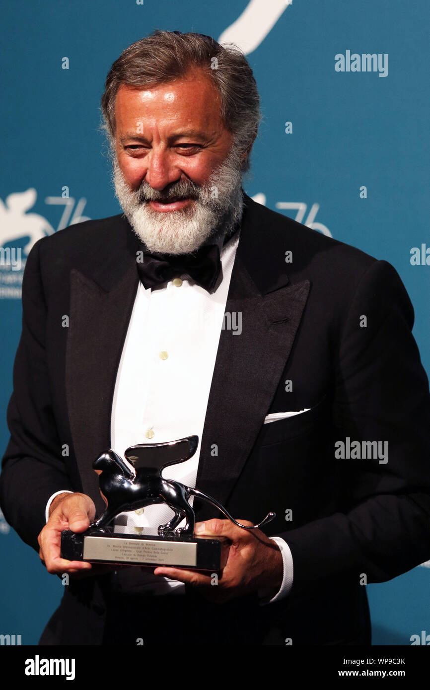 L'Italie, Lido di Venezia, le 7 septembre 2019 : le producteur italien Luca Barbareschi pose avec le Lion d'Argent - Grand Prix du Jury pour les 'J'Accuse' Banque D'Images