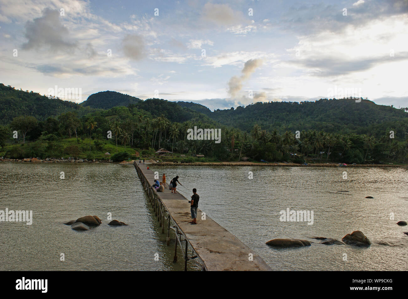 Plage de Batu Burung Quay, Singkawang, l'ouest de Kalimantan, Indonésie Banque D'Images