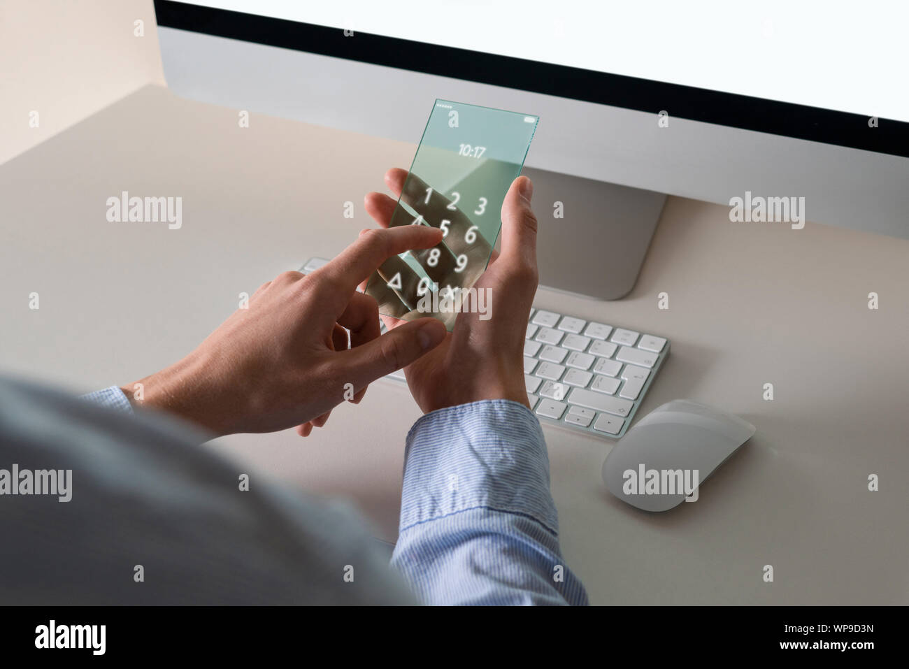 L'homme utilise un téléphone transparent futuriste Banque D'Images