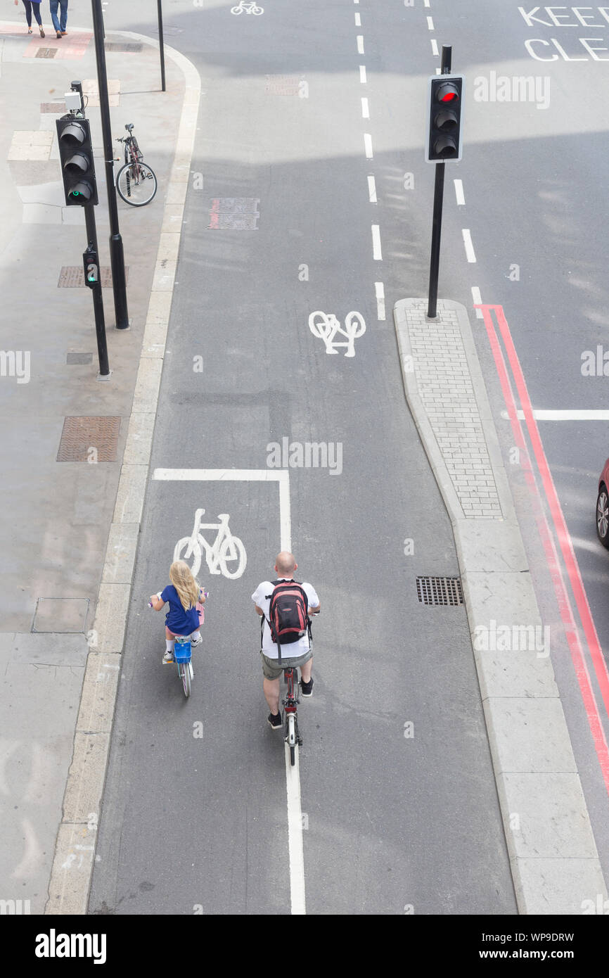 Les cyclistes sur des pistes cyclables dans la ville de Londres, Angleterre Banque D'Images