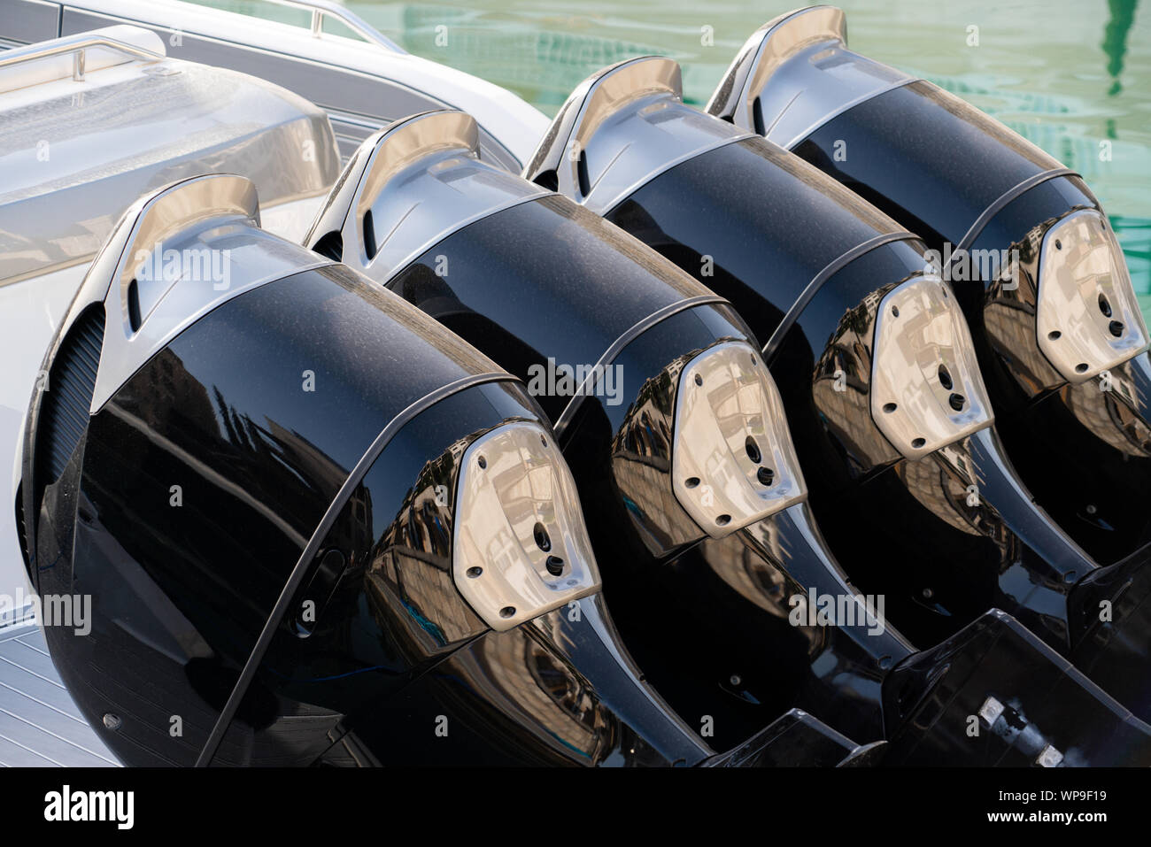 Quatre moteurs hors-bord sur un hors-bord Banque D'Images