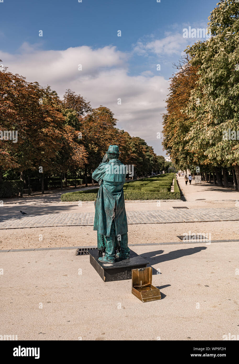 Statue vivante sur son téléphone mobile Banque D'Images