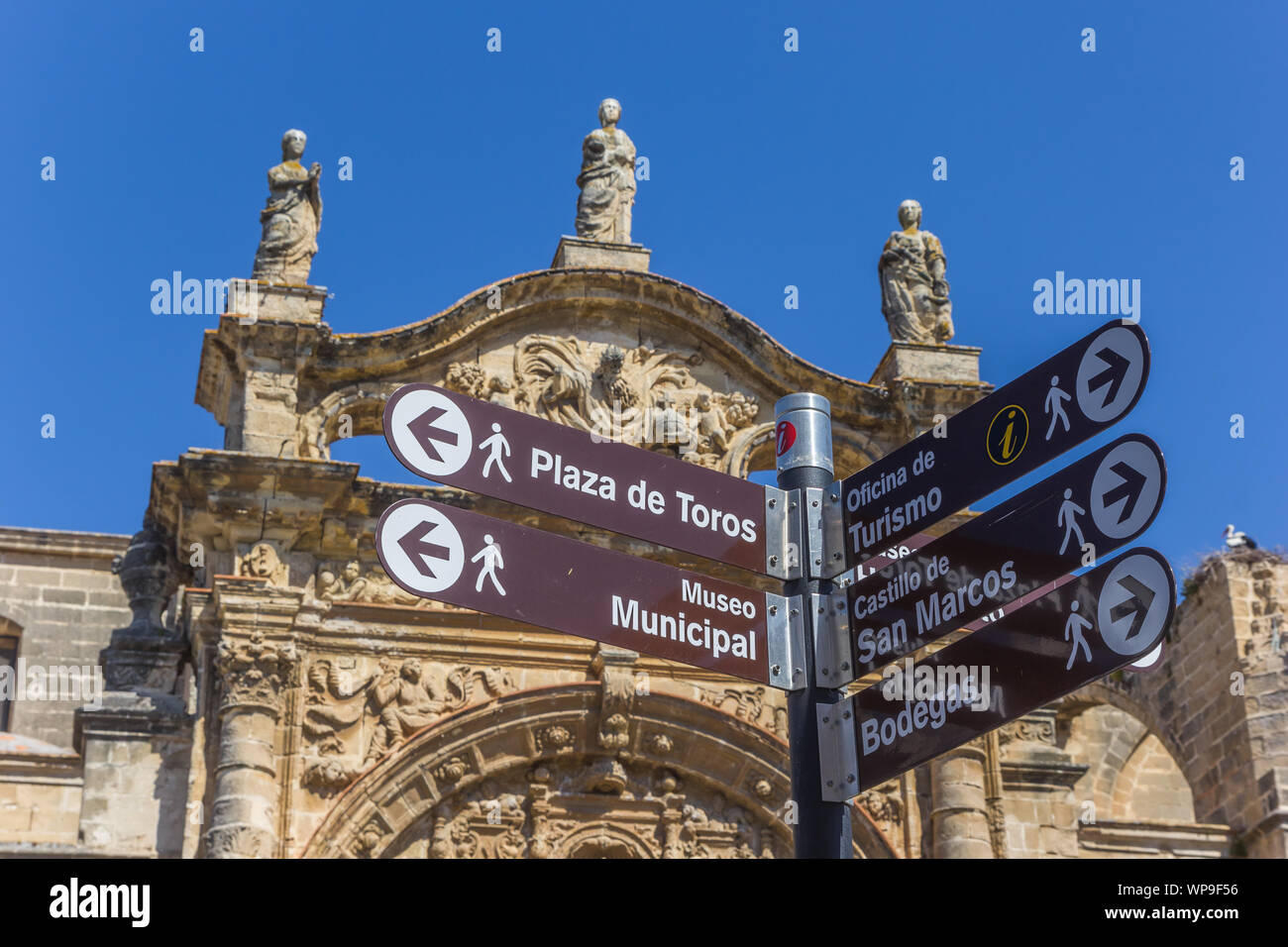 Signe de tourisme en face de l'église prieurale de El Puerto de Santa Maria, Espagne Banque D'Images