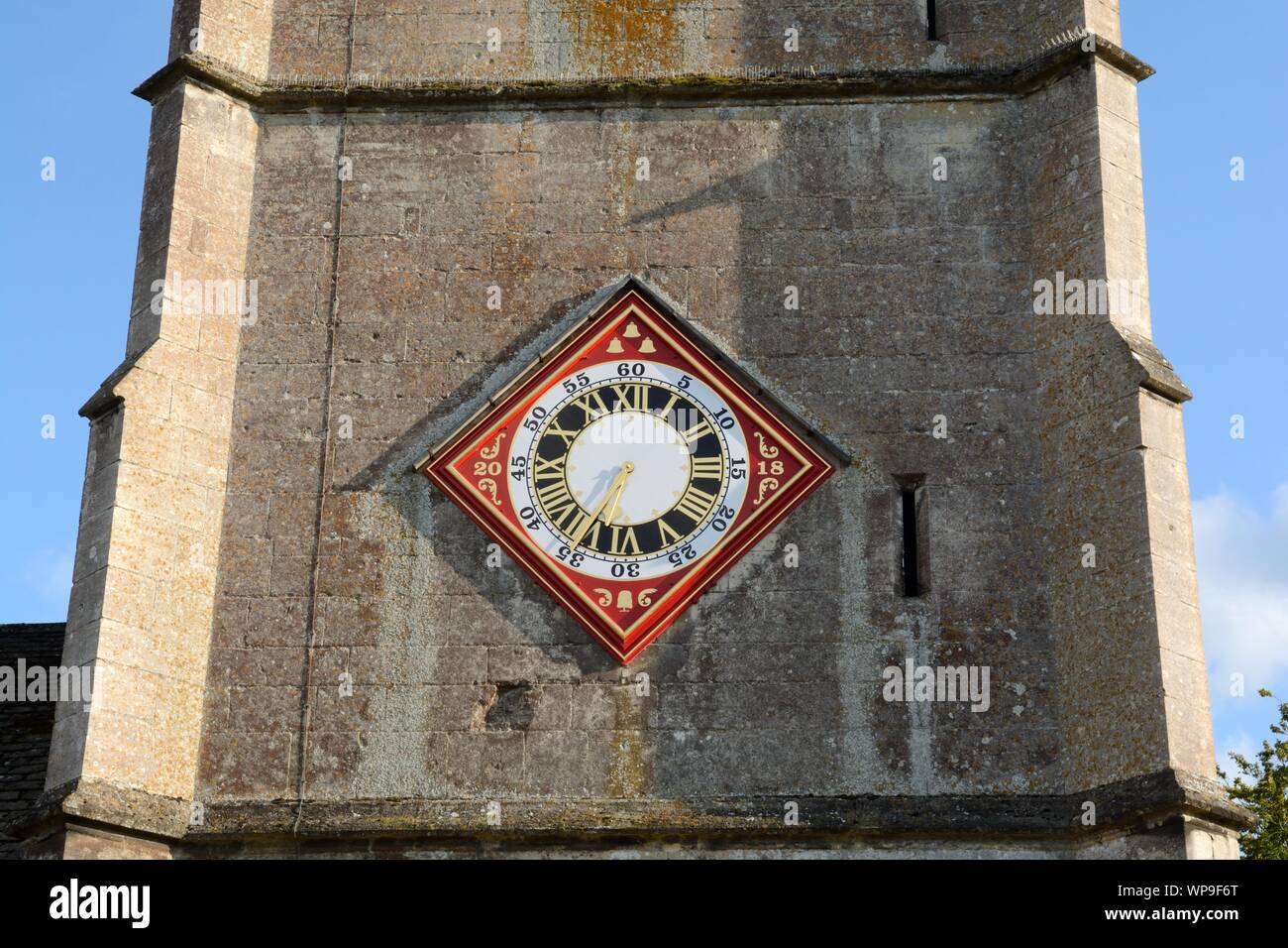 Horloge restaurée sur la tour de St Marys Church bâtiment classé grade 1 Painswick Cotswolds Gloucestershire England UK Banque D'Images