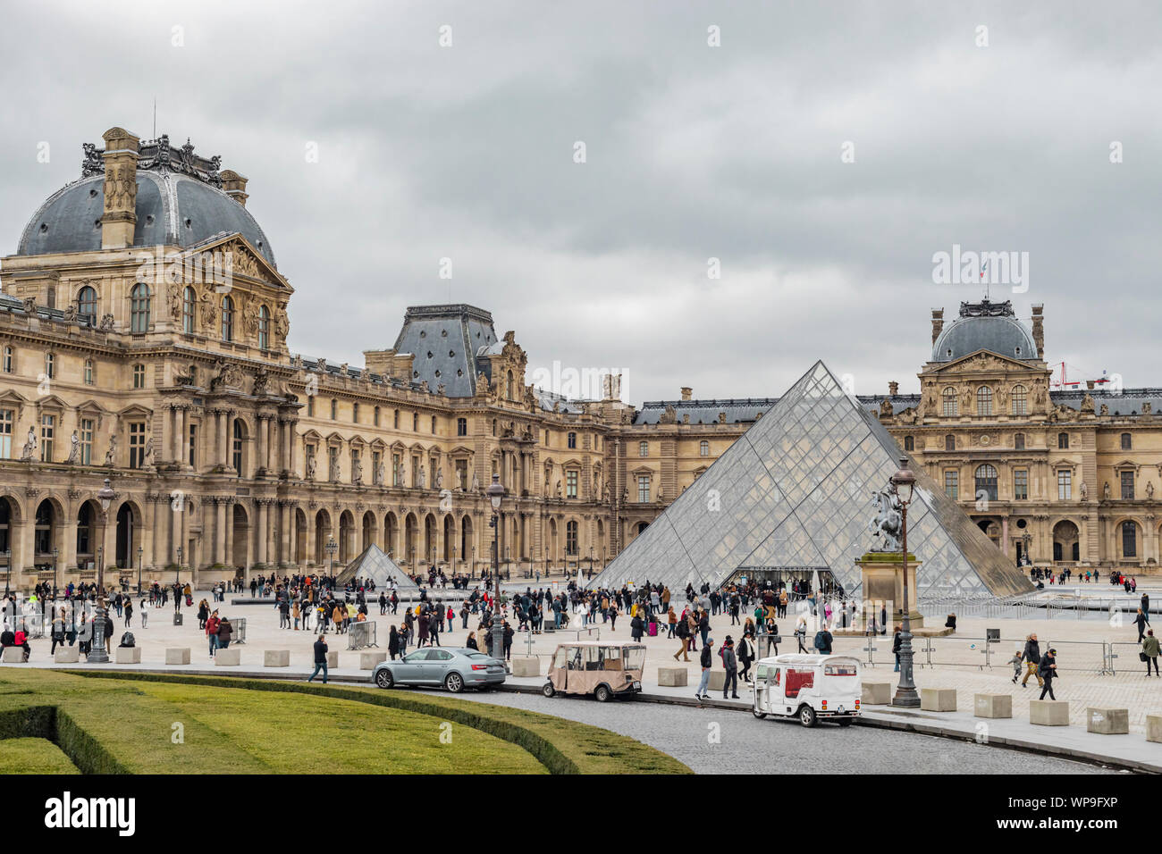 Paris, France - 28 janvier 2018 : les touristes se sont rassemblés devant l'entrée du musée du Louvre dans la cour intérieure du palais et de pluie jour nuageux. Banque D'Images