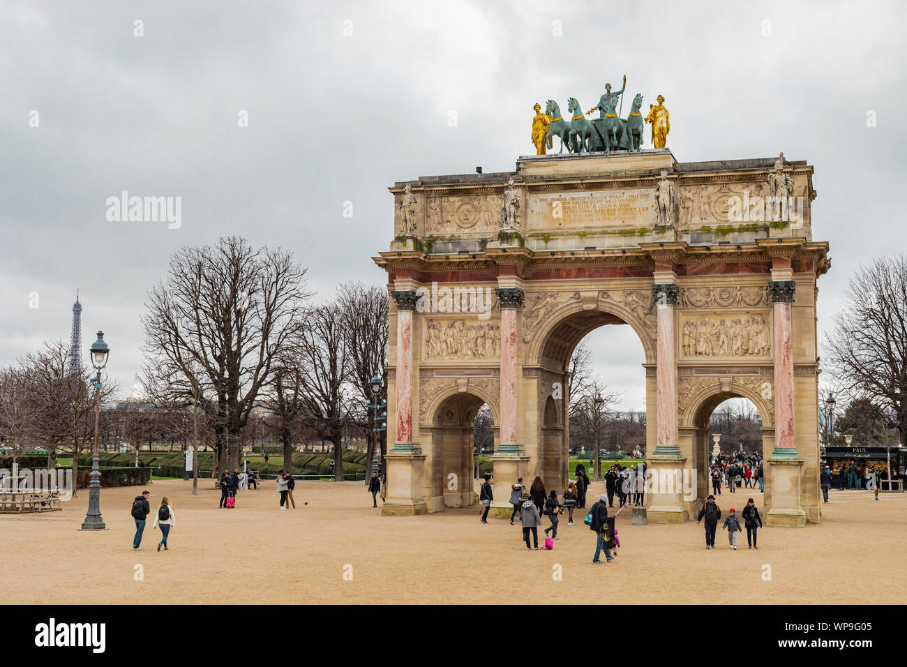 Paris, France - 28 janvier 2018 : les touristes se sont réunis autour de l'emblématique Arc de Triomphe du carrousel historique sur un jour nuageux et pluvieux, avec Eiffel Tower Banque D'Images