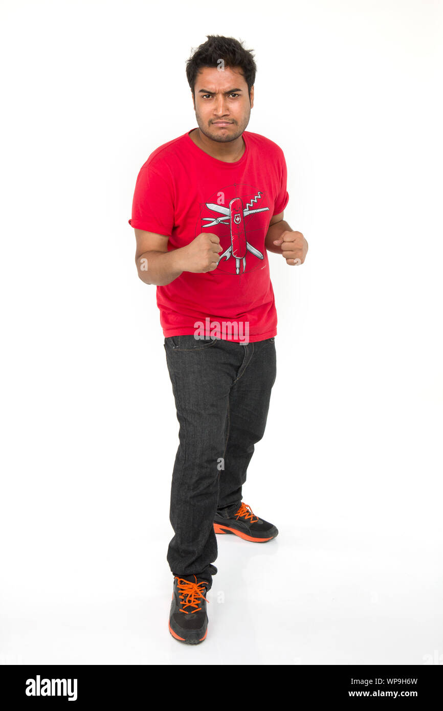 Jeune homme en position de boxe Banque D'Images