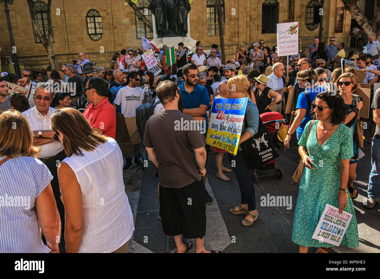 C'est assez. Une manifestation contre la destruction de l'environnement à Malte. Avoir manifesté à hors de contrôle de la construction, la construction de routes. Banque D'Images