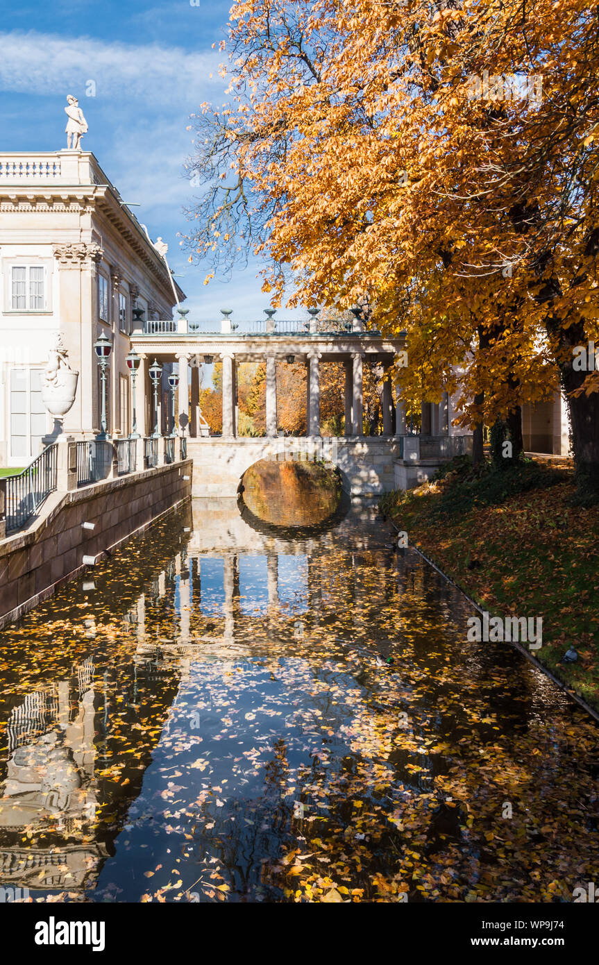 Palais sur l'eau également connu sous le nom de palais sur l'île en parc Lazienki durant la saison d'automne , Varsovie Banque D'Images