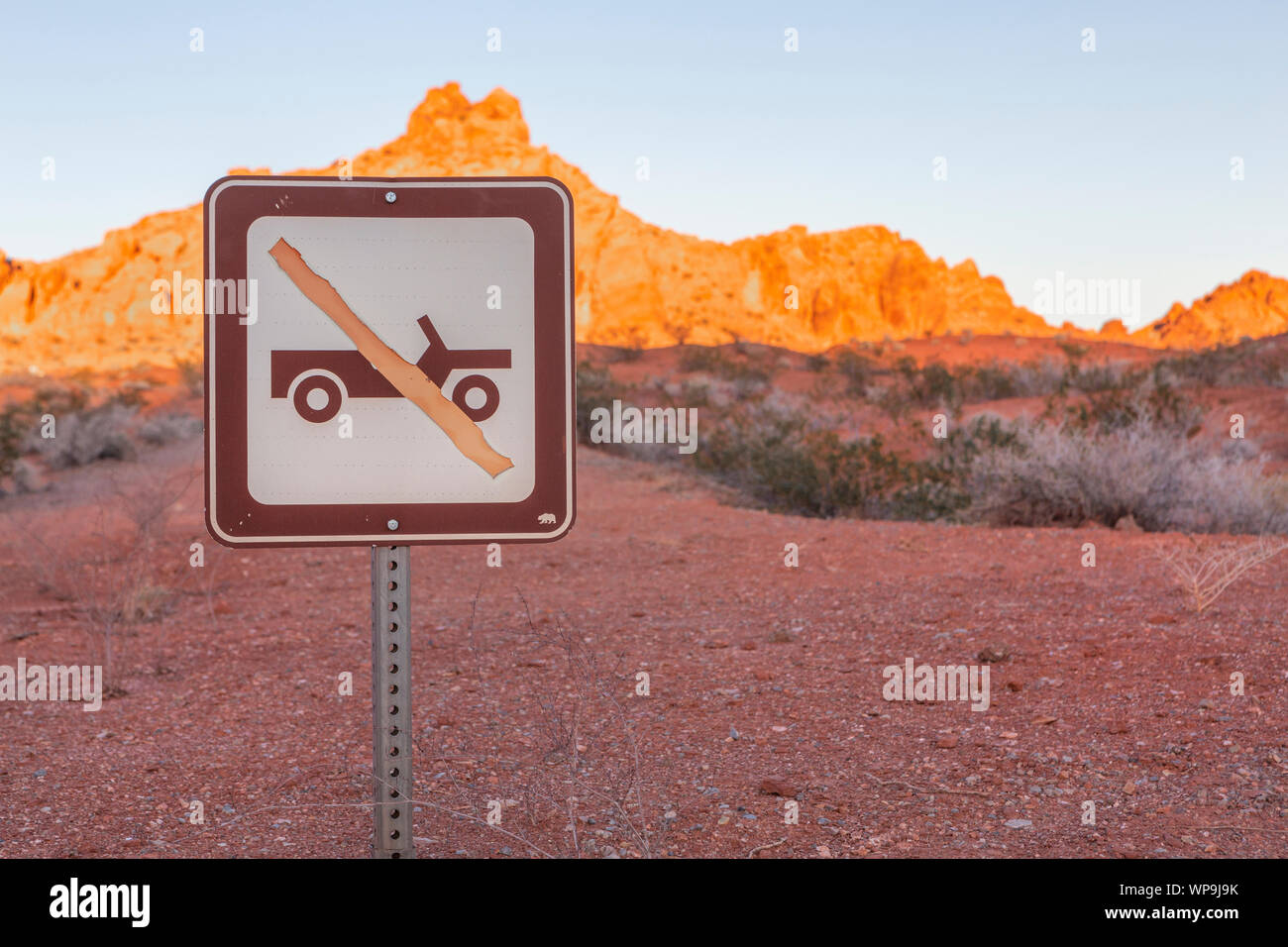 Un pas de voitures inscrivez dans le parc national de la Vallée de Feu, Nevada. Banque D'Images