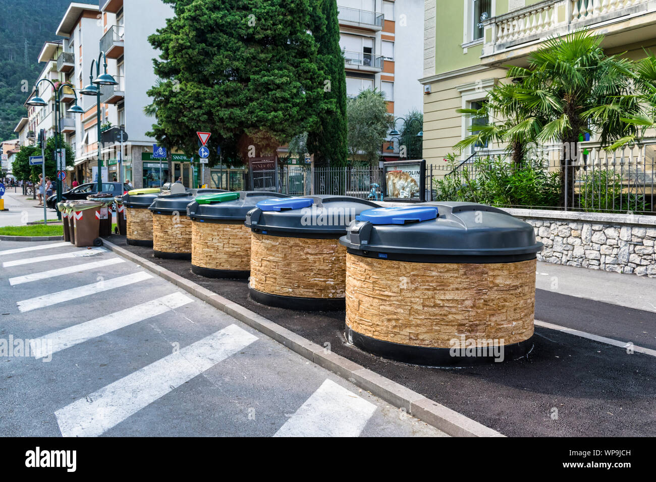 Riva del Garda, Italie - Aug 1, 2019 : Smart et nettoyer les poubelles dans la rue de Riva del Garda sur le lac de Garde Banque D'Images