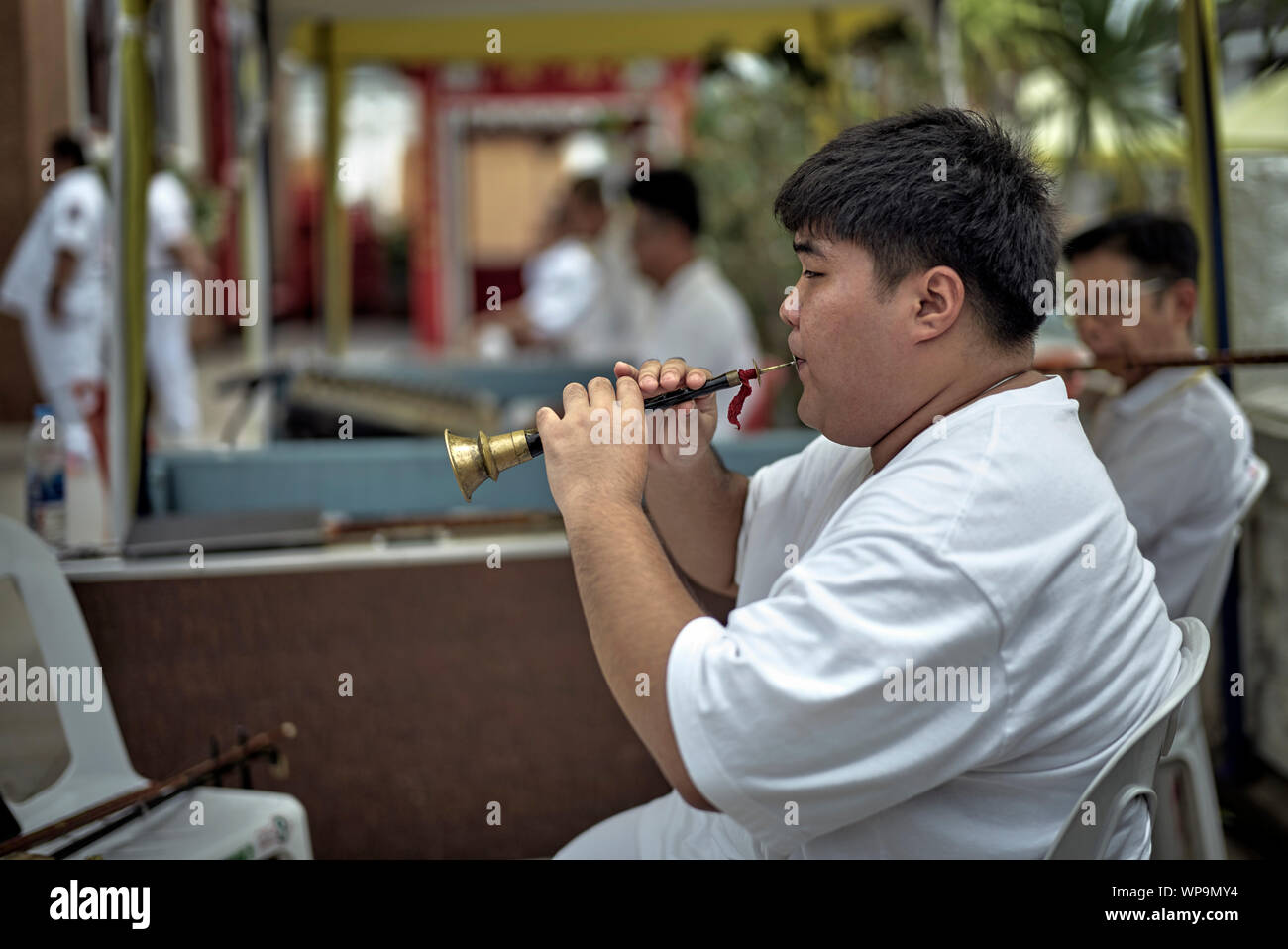 Musicien jouant d'un instrument à vent Shehnai malaisien semblable à une flûte. L'Asie du sud-est Banque D'Images