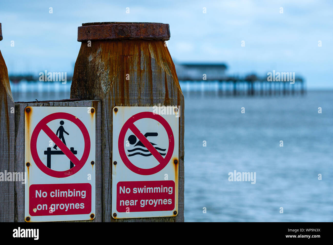 Inscrivez-vous avertissent des dangers de la plongée ou la natation près d'un brise-lames. Banque D'Images