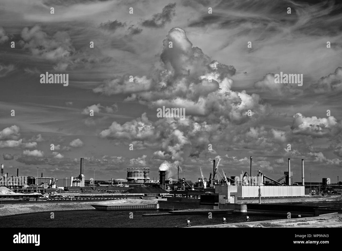 La fumée massive et la vapeur de l'industrie du charbon pour les centrales Canal Mer du Nord Pays-Bas Amsterdam monochrome Banque D'Images