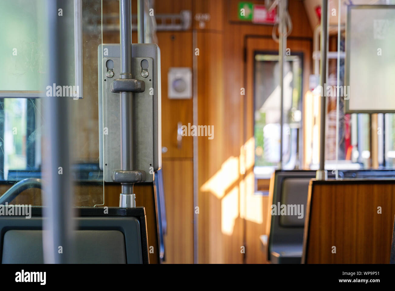 Voir mise au point sélectionné à l'arrière de la validation de billets à côté passager permanent à l'intérieur vintage retro ancien tramway en bois ou en train en Allemagne. Banque D'Images