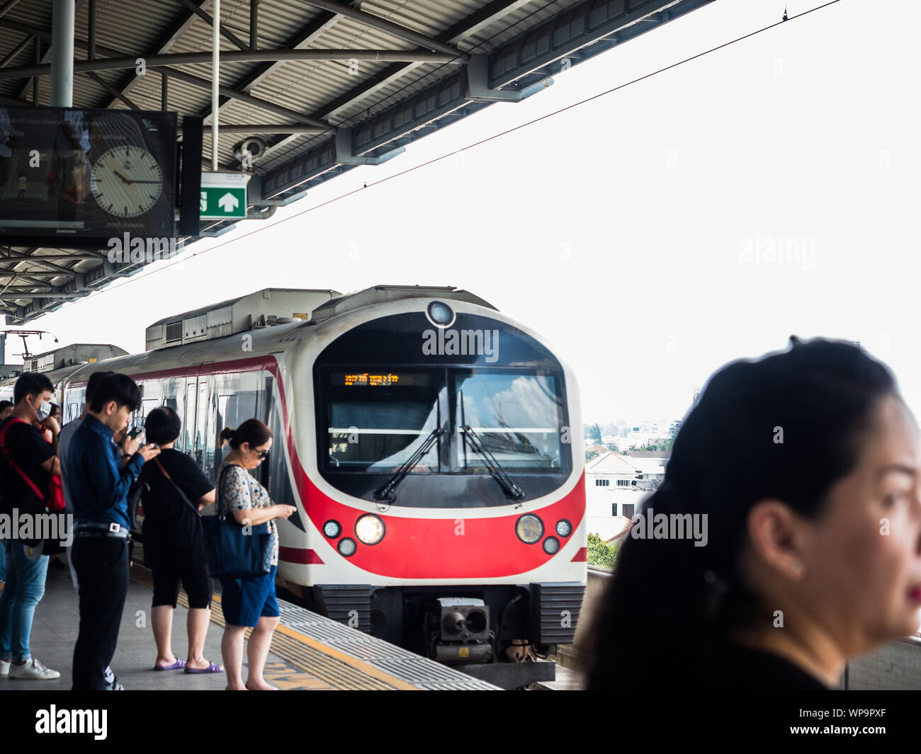 BANGKOK, THAÏLANDE - Mai 6,2017 : les passagers non identifiés attend la fin de la liaison ferroviaire de l'aéroport de Suvarnabhumi Train venant le 6 mai 2017 à Bangkok, Thaïlande Banque D'Images