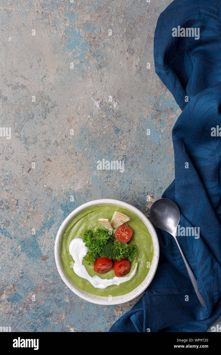 Soupe de récolte avec brocoli, tomates cerises, le persil et la cuillère et serviette Banque D'Images Soupe de récolte avec brocoli, tomates cerises, le persil et la cuillère et serviette Banque D'Images