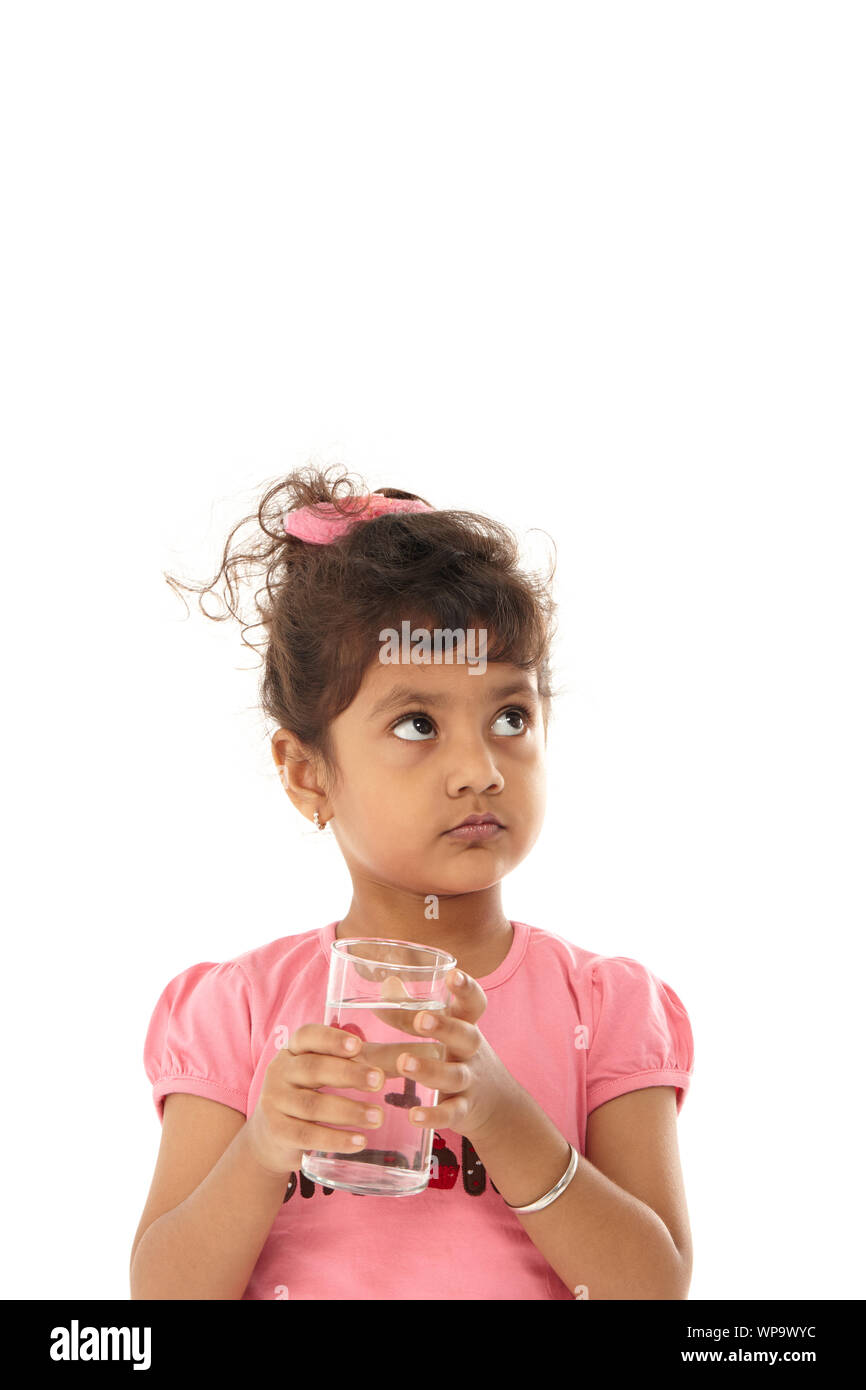 Girl holding a glass of water Banque D'Images