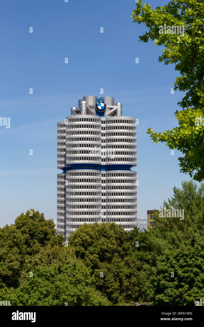 La tour BMW vue à travers les arbres, siège de BMW, Munich, Bavière, Allemagne. Banque D'Images