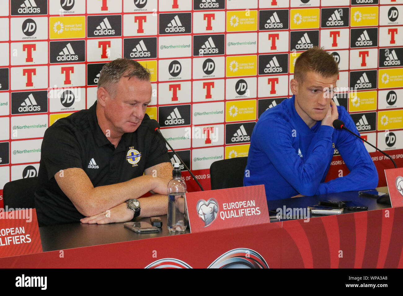 Windsor Park, Belfast, Irlande du Nord,. 05Th Sep 2019. L'Irlande du manager Michael O'Neill et le capitaine Steven Davis (à droite) à la conférence de presse d'aujourd'hui à Belfast. L'Irlande du Nord l'Allemagne jouer au parc Windsor demain soir dans un match de qualification de l'UEFA EURO 2020.L'Irlande du Nord conduit le groupe tandis que l'Allemagne a perdu aux Pays-Bas le vendredi soir. Crédit : David Hunter/Alamy Live News Banque D'Images