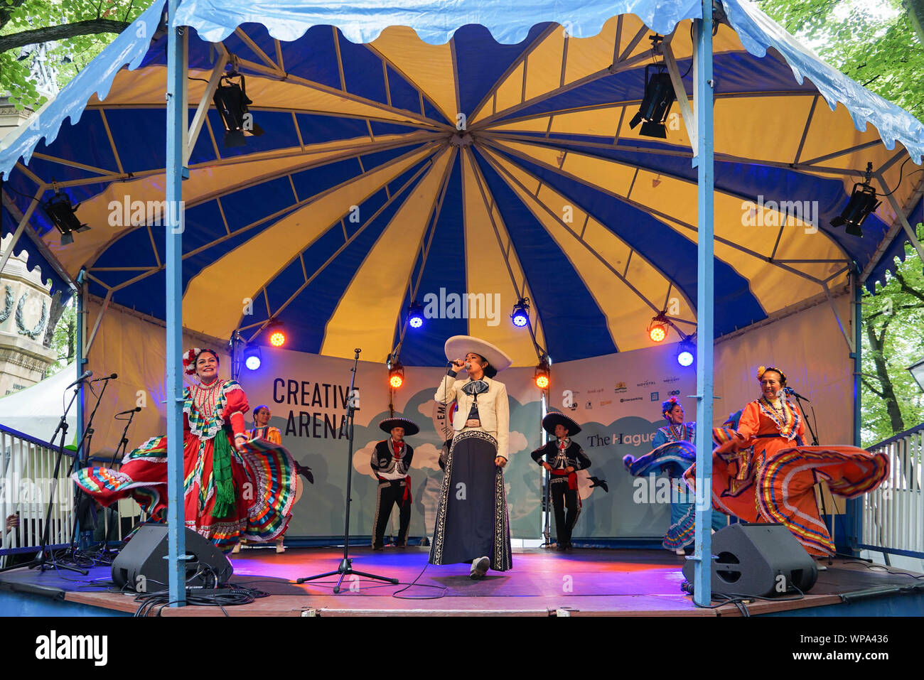 (190908) -- La Haye, 8 septembre 2019 (Xinhua) -- Artistes jouent la musique mexicaine et de danse au Festival de l'ambassade à La Haye, Pays-Bas, le 7 septembre 2019. Une vague de culture mondiale a balayé la Haye au cours de la 7e Festival de l'ambassade, qui a eu lieu le 6 septembre et 7. Les divers musique, art, cuisine et culture présentée par des dizaines d'ambassades à La Haye. (Xinhua/Lin Liping) Banque D'Images