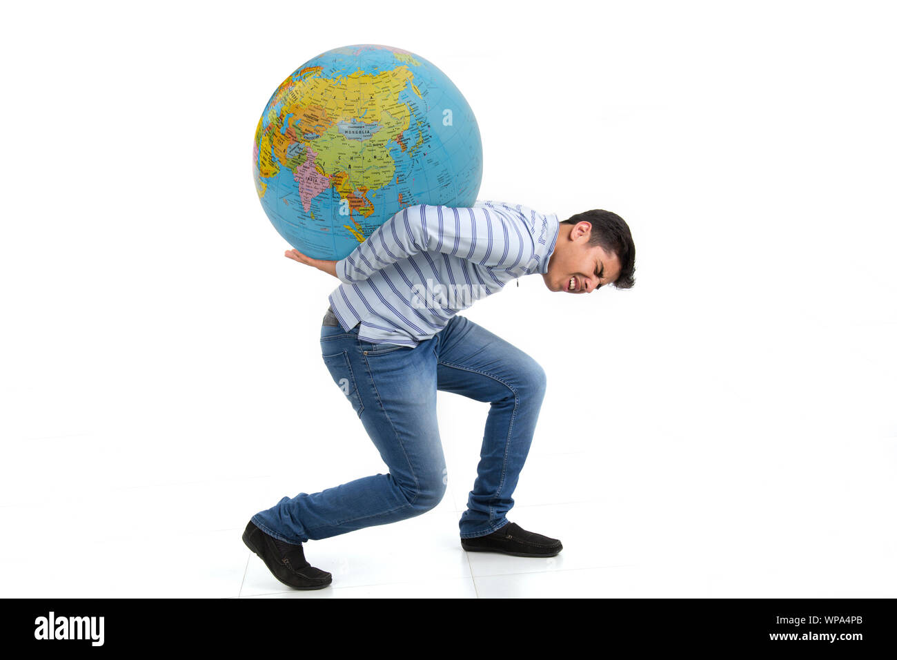 Homme portant un globe dans le dos Banque D'Images