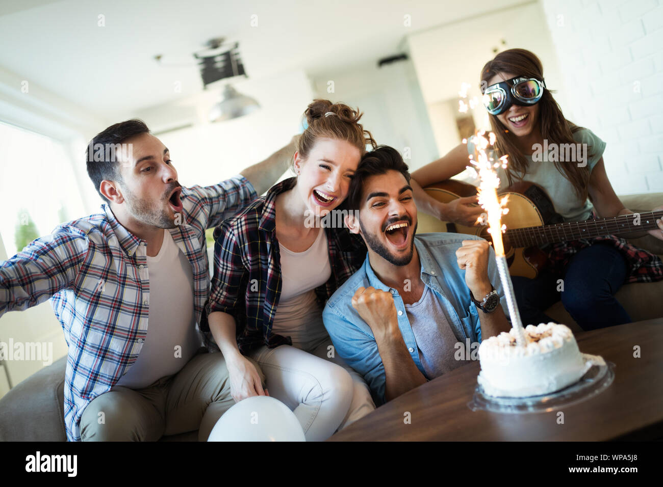 Jeune Groupe de happy friends celebrating birthday Banque D'Images