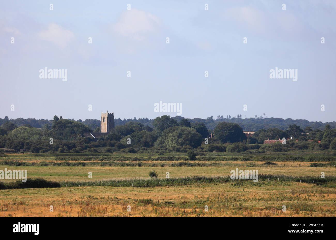 L'église de Silloth-next-the-Sea sur la côte nord du comté de Norfolk vu à travers les pâturages à Thornham. Banque D'Images