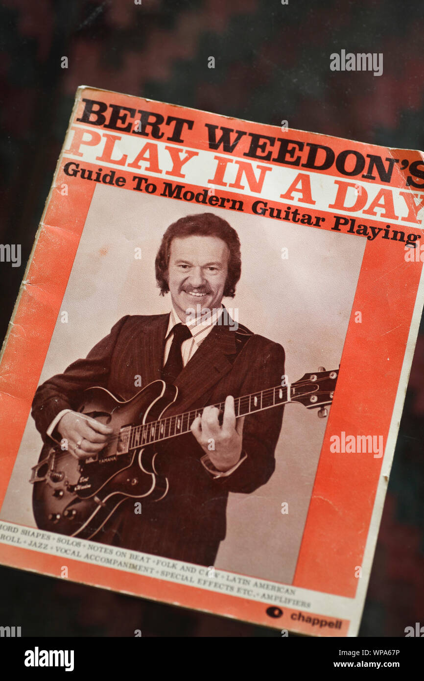 Couvrir de Bert Weedon jouer dans le classique 'un jour' scolarité guitare livre. Banque D'Images