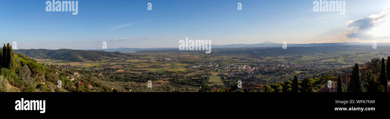 Vue panoramique sur le lac Trasimène et la ville de Camucia vu de la ville de Cortona, Arezzo - Italie Banque D'Images