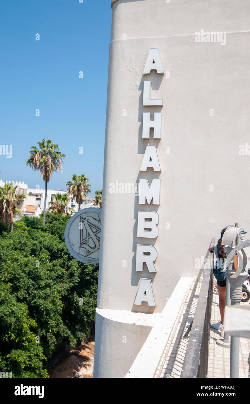 Le bâtiment du théâtre de l'Alhambra et signe, Boulevard de Jérusalem, Jaffa, en Israël. Cet édifice est maintenant administré et utilisé par l'église de scientologie Banque D'Images