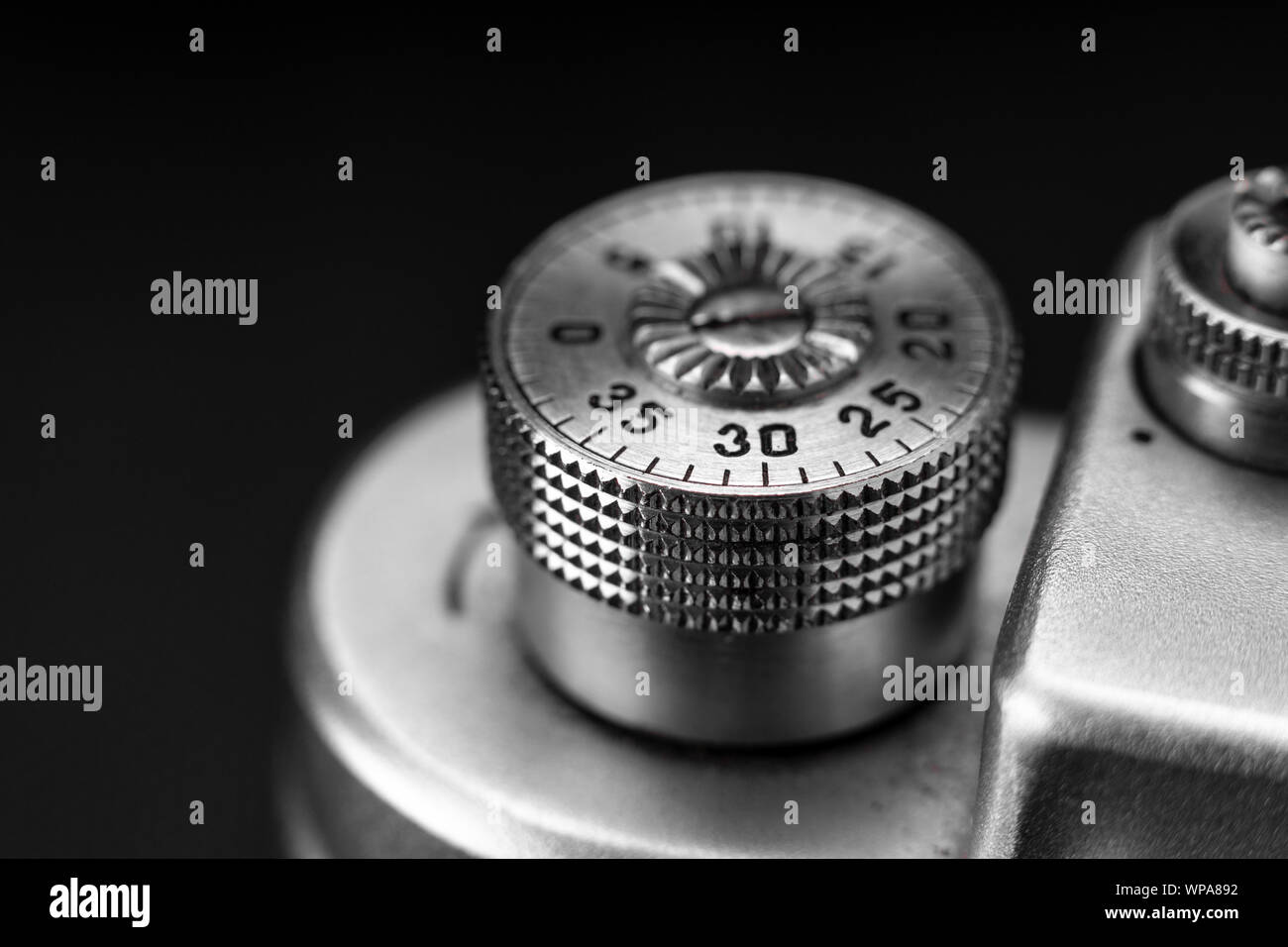 Retro vintage photo pièces de l'appareil photo, en aluminium métallique, macro shot. Film d'antiquités, de l'époque passée de photographes. Sur un fond noir, vue de face Banque D'Images