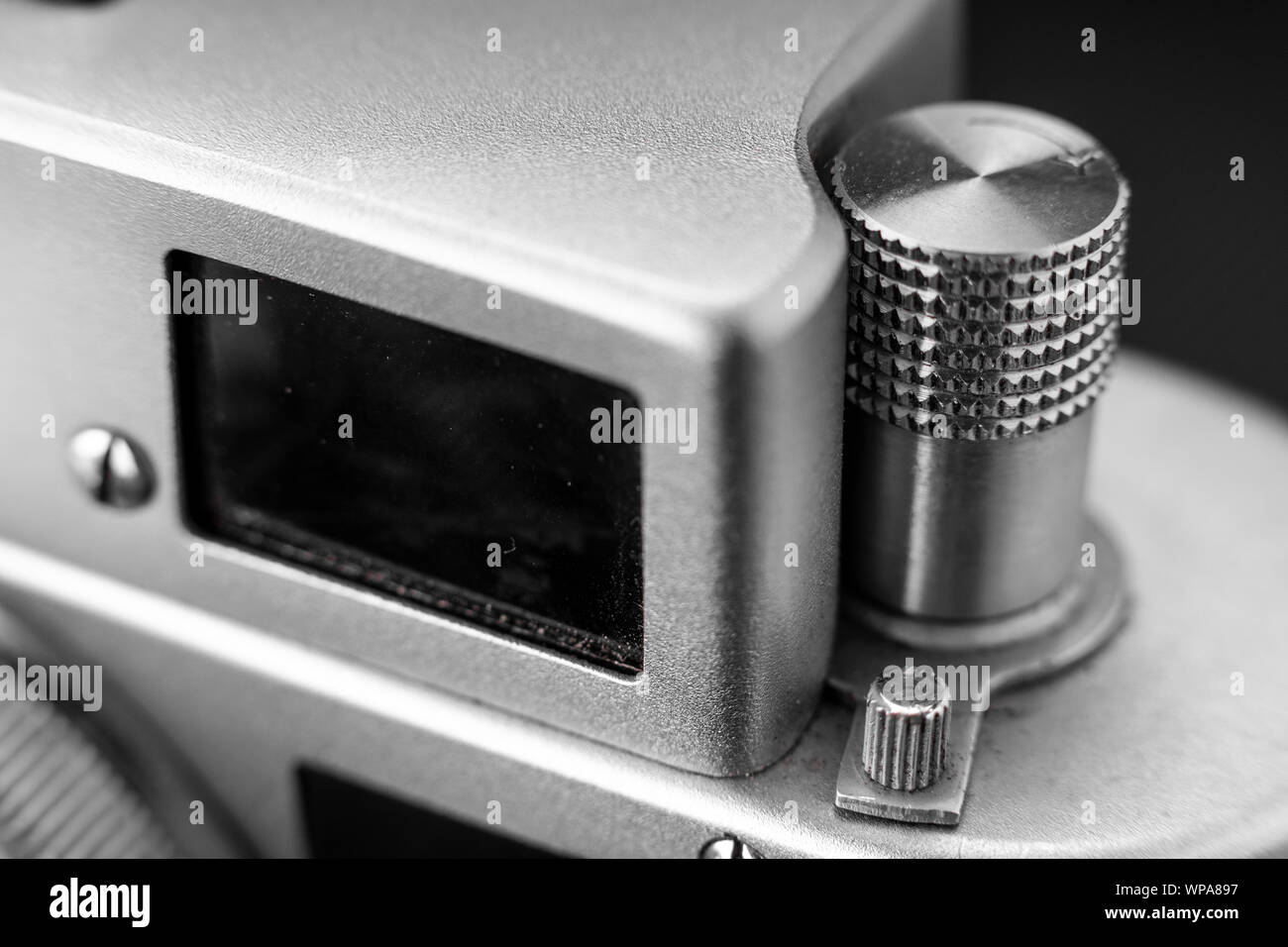 Retro vintage photo pièces de l'appareil photo, en aluminium métallique, macro shot. Film d'antiquités, de l'époque passée de photographes. Sur un fond noir, vue de face Banque D'Images