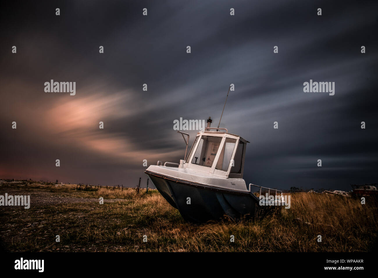 Vieux navire sur une prairie de ciel noir Banque D'Images