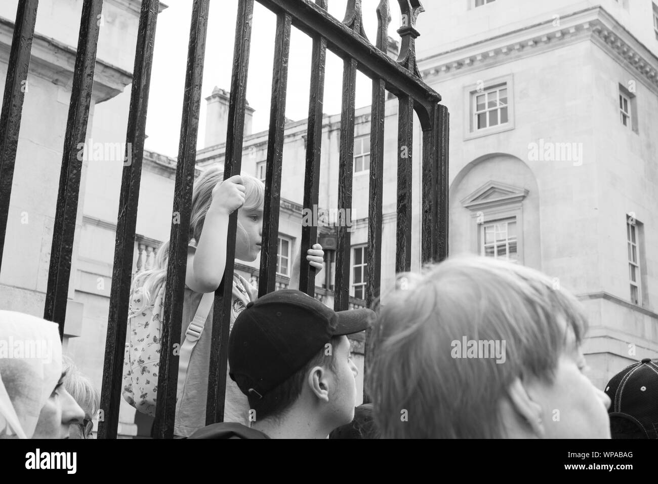 groupe de personnes regardant quelque chose, petite fille sur la porte Banque D'Images