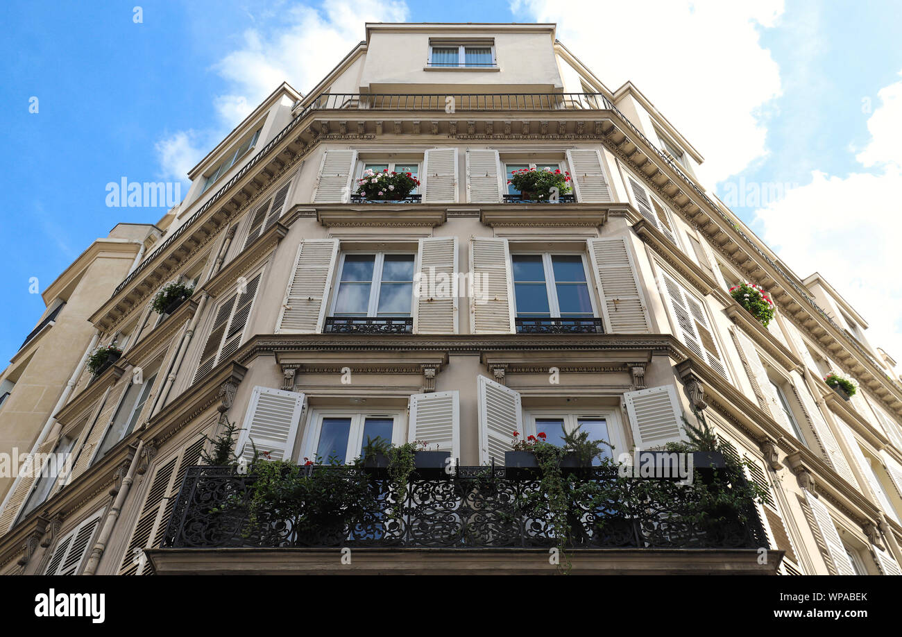 Maison traditionnelle française typique avec des balcons et des fenêtres. Paris. Banque D'Images