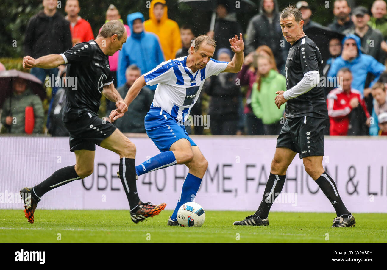 Geislingen An Der Steige, Allemagne. 05Th Sep 2019. Football : match de bienfaisance avec les vieilles étoiles dans le PDE stadium. Jürgen Klinsmann (M) a la balle dans le maillot de l'équipe 'Schwaben'. Credit : Christoph Schmidt/dpa/Alamy Live News Banque D'Images