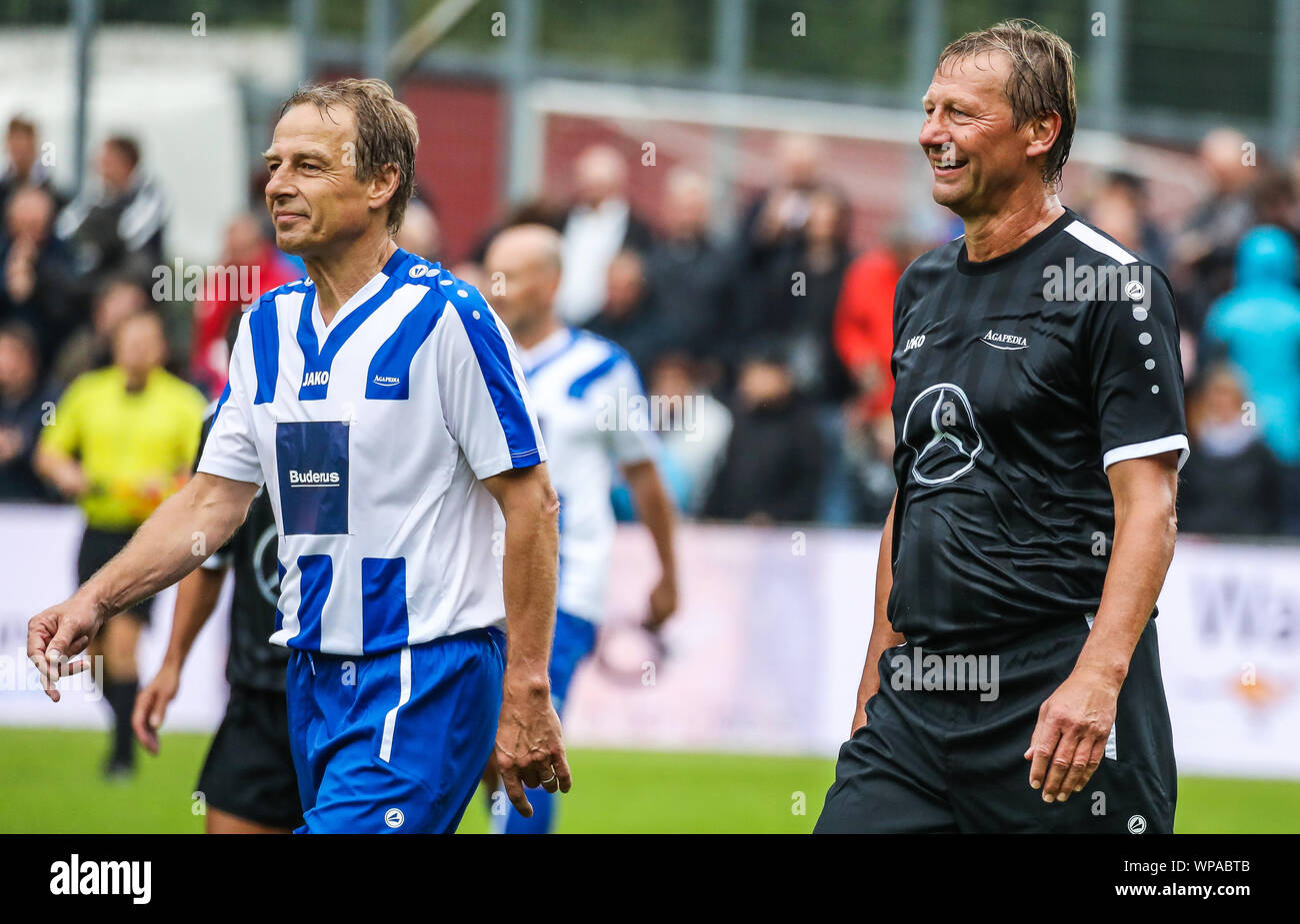 Geislingen An Der Steige, Allemagne. 05Th Sep 2019. Football : match de bienfaisance avec les vieilles étoiles dans le PDE stadium. Jürgen Klinsmann (l) s'exécute en dehors du terrain avec Guido Buchwald. Credit : Christoph Schmidt/dpa/Alamy Live News Banque D'Images