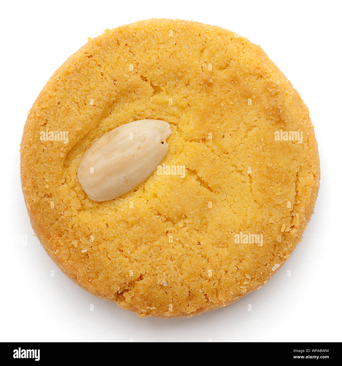 Un biscuit aux amandes, photographié à partir de juste au-dessus et isolé sur fond blanc Banque D'Images