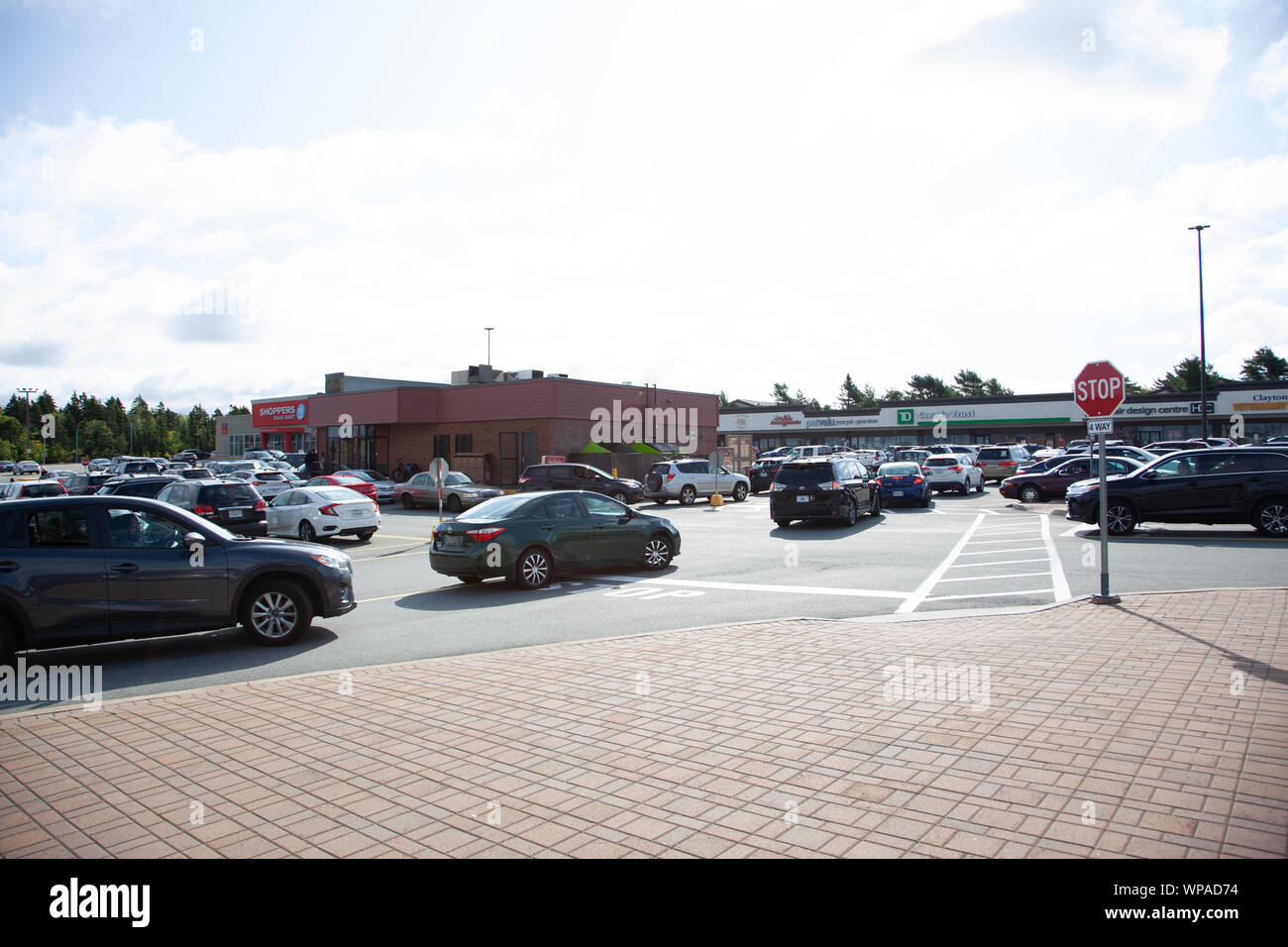 8 septembre 2019 - Halifax, Nouvelle-Écosse - paniers-parking à Clayton Park essaie d'attendre pour obtenir à Tim Hortons après l'Ouragan Dorian Banque D'Images