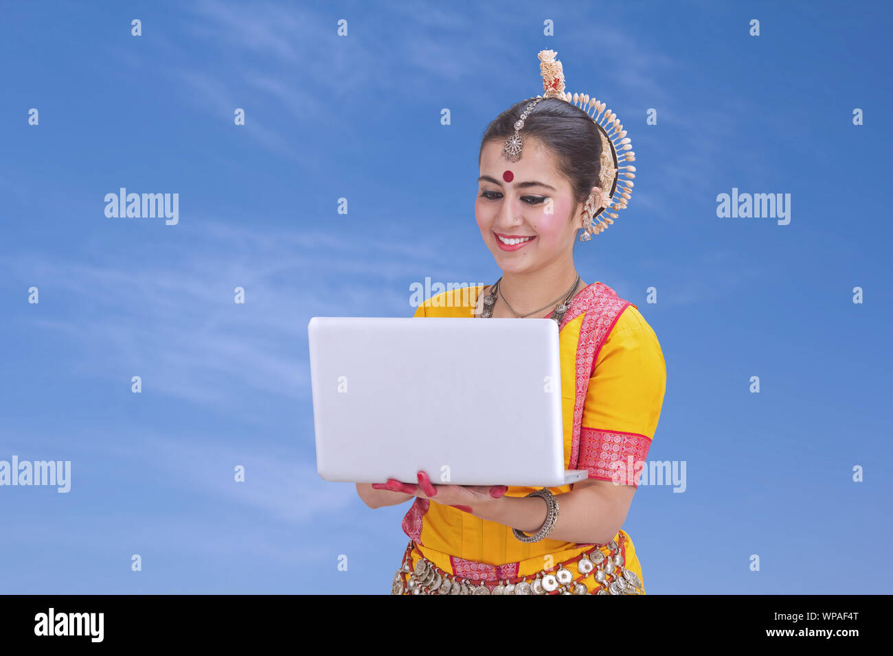 Jeune femme travaillant sur un ordinateur portable Banque D'Images
