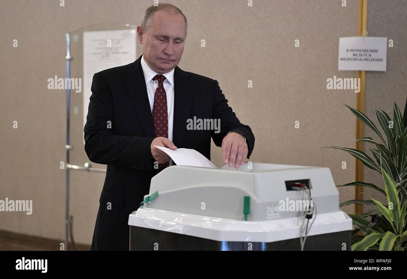 Moscou, Russie. 08 Septembre, 2019. Le président russe Vladimir Poutine jette son bulletin de vote lors de l'élection du conseil de la ville de Moscou, le 8 septembre 2019 à Moscou, Russie. Les élections sont considérées comme un test de la popularité du président Vladimir Poutine après la répression des manifestations de l'opposition à Moscou. Credit : Alexei Nikolsky/Présidence Russe/Alamy Live News Banque D'Images