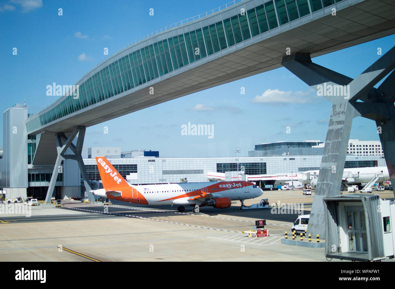 Avion EasyJet poussé par un remorqueur à Londres Gatwick airport terminal Banque D'Images