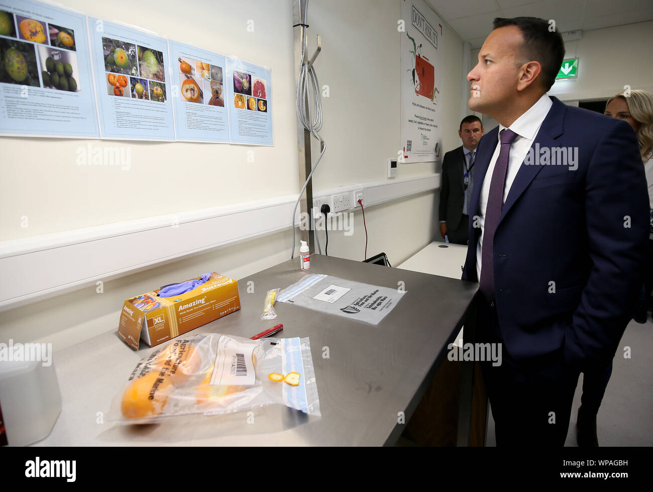 Taoiseach Leo Varadkar lors d'une visite à l'infrastructure physique à nouveau le port de Dublin qui a été mis en place pour répondre aux exigences en matière de douanes, et les contrôles sanitaires et phytosanitaires sur les envois de marchandises importées de transit ou le Royaume-Uni. Banque D'Images