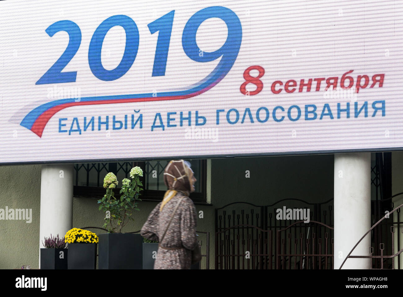 8 septembre 2019, Moscou, Moscou, Russie : femme sous une énorme bannière électorale dans l'entrée d'un bureau de vote pendant la période de vote pour l'élection du conseil de la ville de Moscou. (Crédit Image : © Celestino Arce Lavin/Zuma sur le fil) Banque D'Images