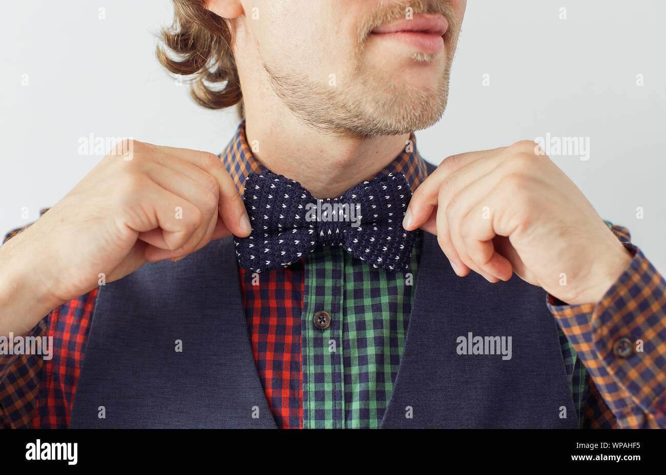 Homme avec barbe portant bowtie, style hippie Banque D'Images