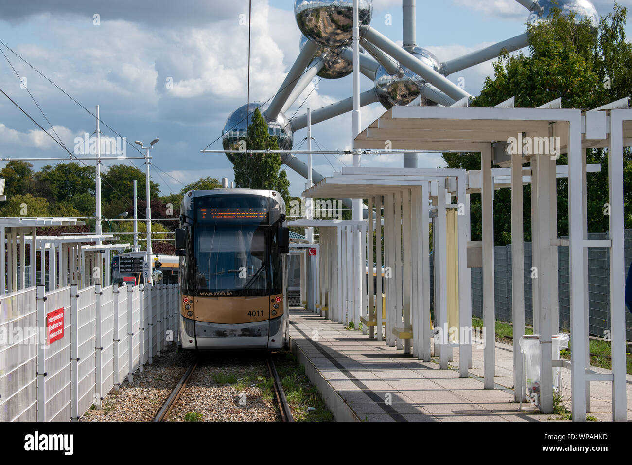 Belgique - transports publics tram près de l'Atomium à Bruxelles Banque D'Images