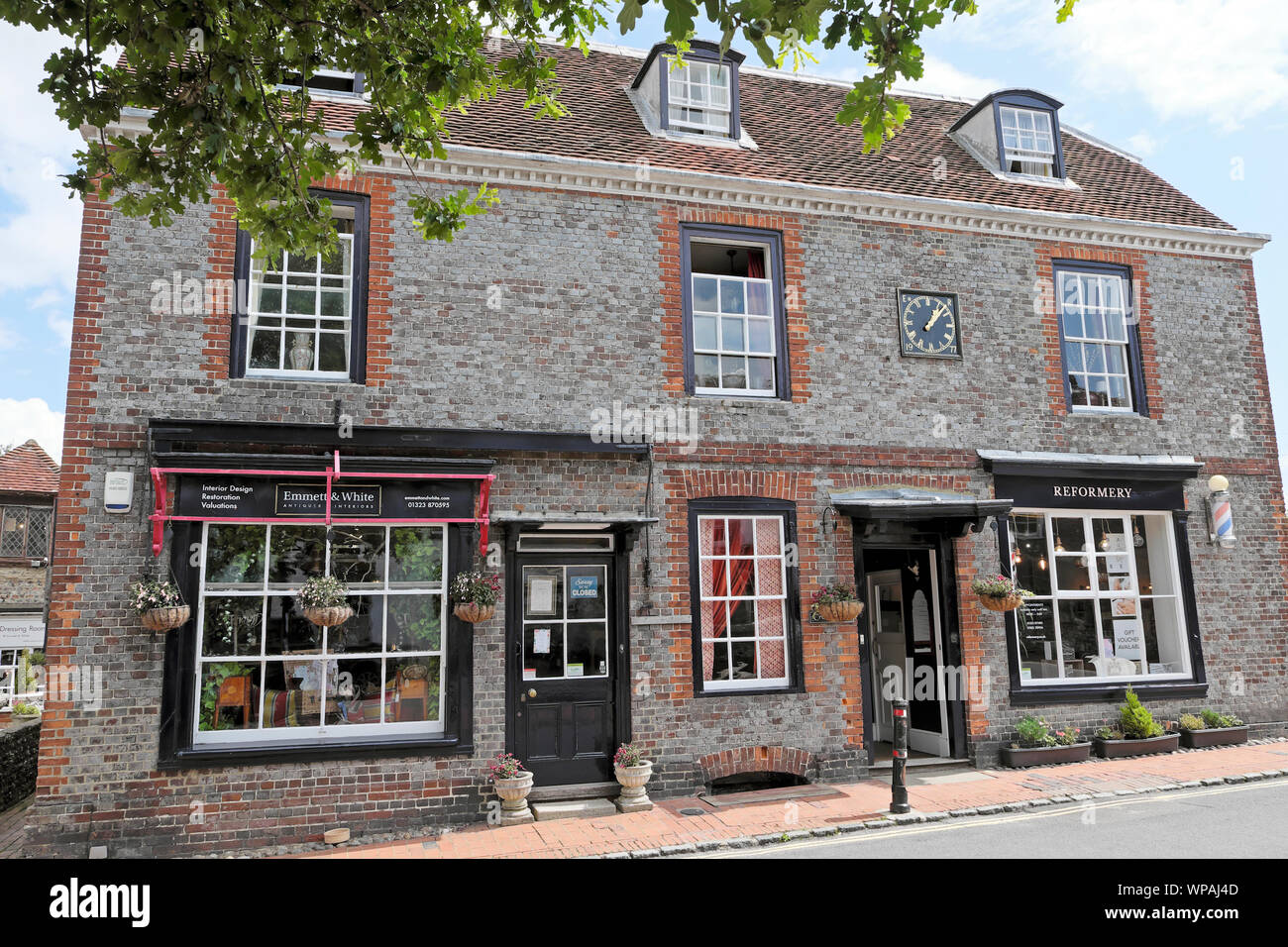 Commerces et vue sur la rue principale dans la région de Seaford Village de East Sussex, England, UK KATHY DEWITT Banque D'Images