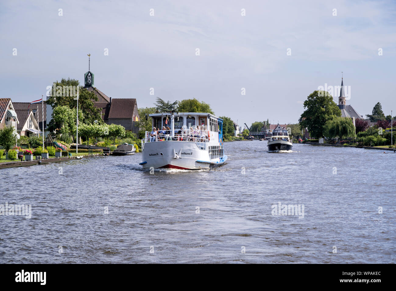 Bateau d'Excursion AVIVAUNA III sur canal cruise. Van der Valk est la plus grande chaîne d'hospitalité néerlandaise et exploite également le Parc des Oiseaux de l'avifaune. Banque D'Images